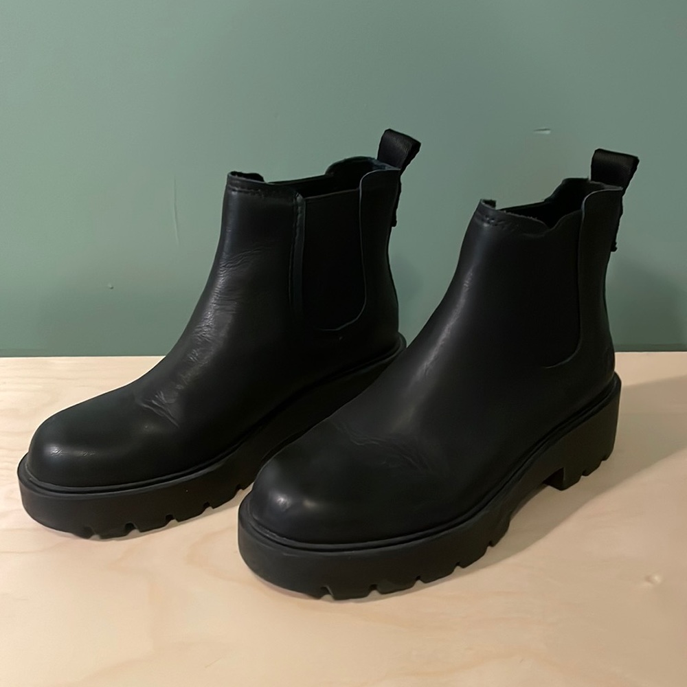 UGG Chelsea ankle leather boots